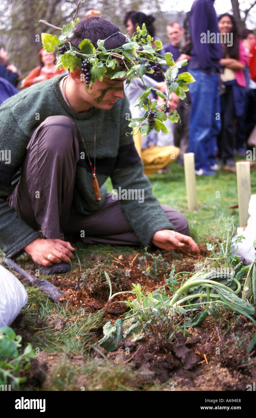Urban Guerilla-Demonstranten, die Anpflanzung von Blumen Bäume und Pflanzen im Parlament Platz bei Mayday 2001 Demonstrationen in eine an Stockfoto