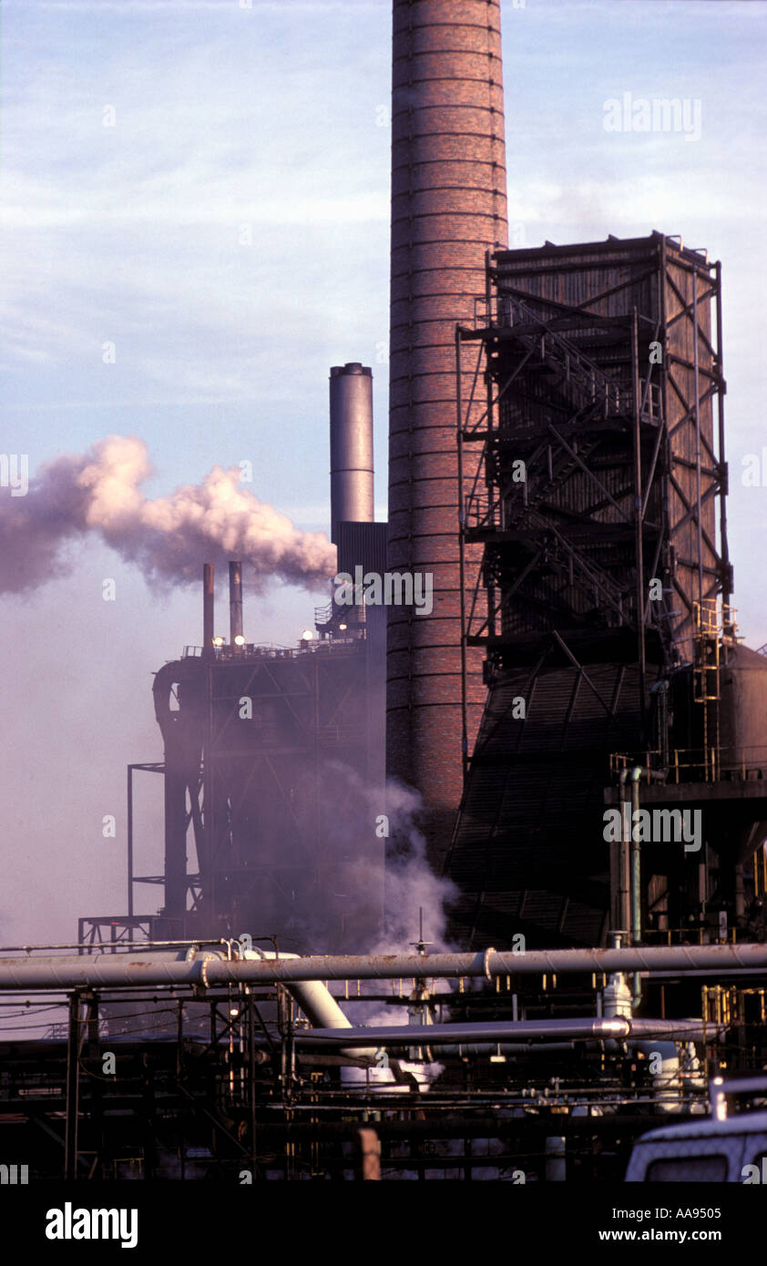 Einer der wenigen verbleibenden Stahlwerke in Sheffield England in der early1980. Stockfoto