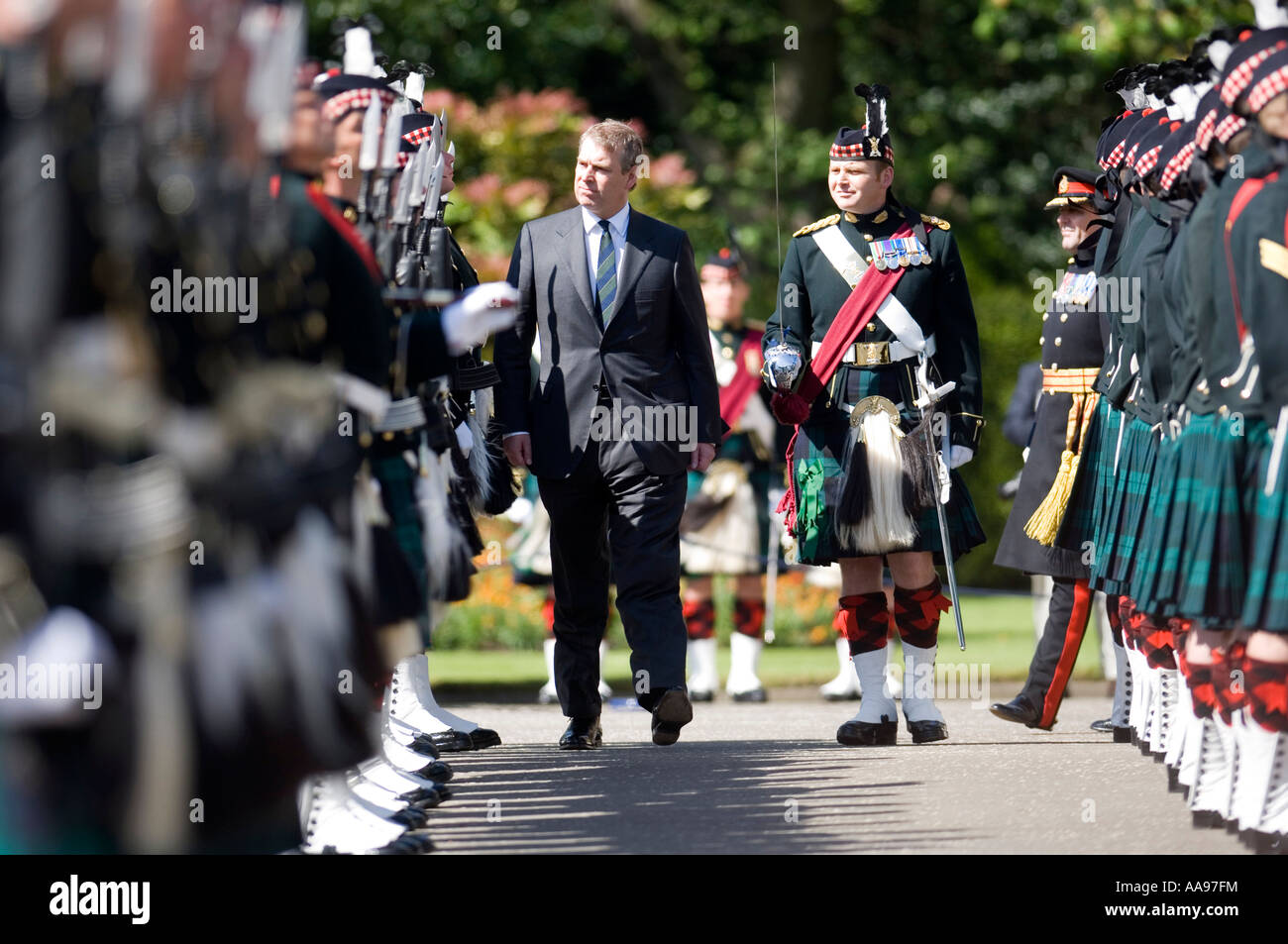 Prinz Andrew Duke of York Inspektion Truppen im Holyrood Palace, Edinburgh Stockfoto