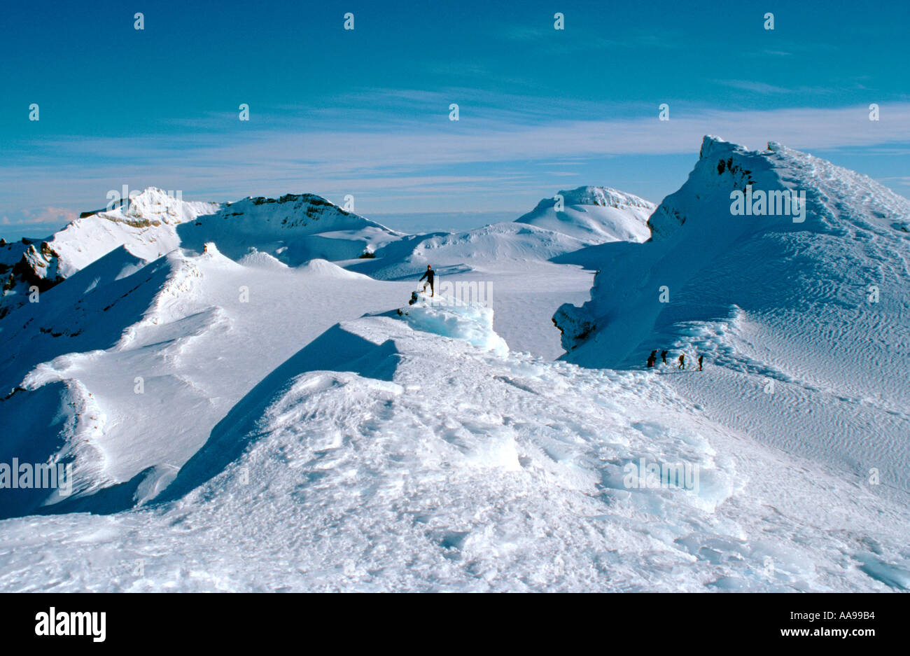 Einsamer Bergsteiger auf einem Berggipfel und Mount Ruapehu im Winter auf der nördlichen Insel New Zealand Stockfoto