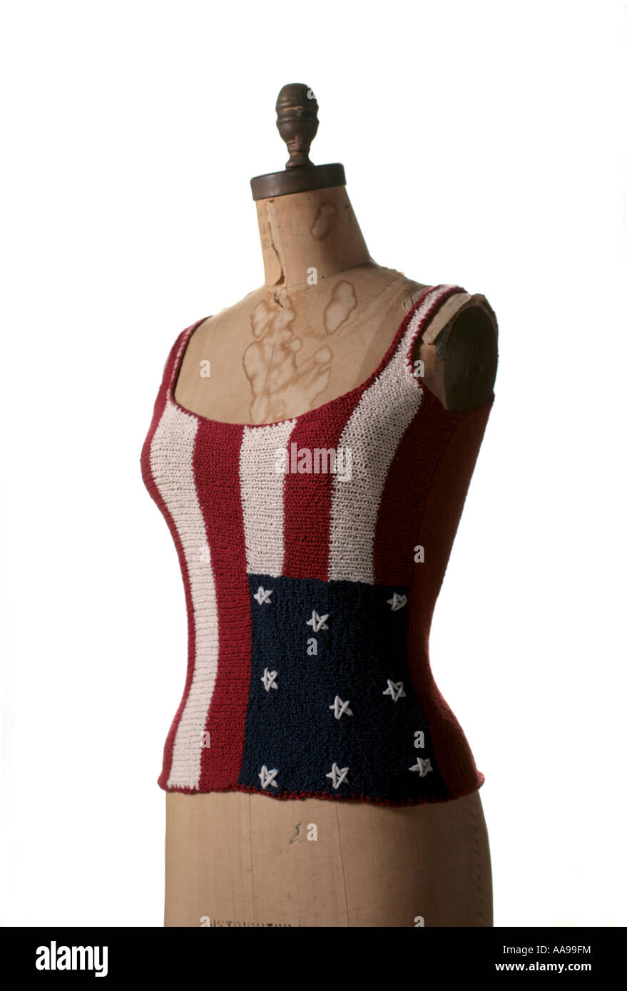 Foto von einem alten Bekleidung Schneiderpuppe mit einem Strick Tank-Top in eine amerikanische Flagge entwerfen amerikanischen gemacht Stockfoto