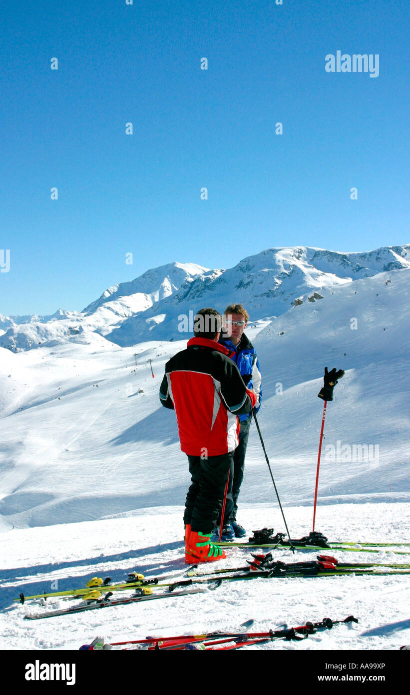 Zwei männliche Skifahrer aus ihre Skier mit einem Chat an den Hängen des St. Moritz Skigebiet der Schweiz Stockfoto