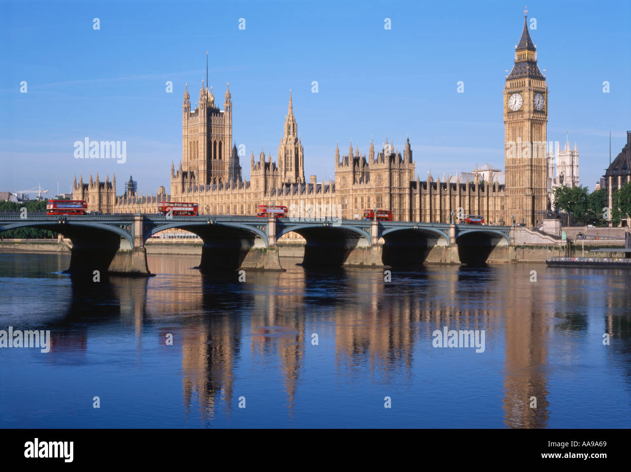 Bus-Warteschlange auf Westminster Bridge, Big Ben und den Houses of Parliament auf dem Fluss Themse London England durch Steven Dusk Stockfoto