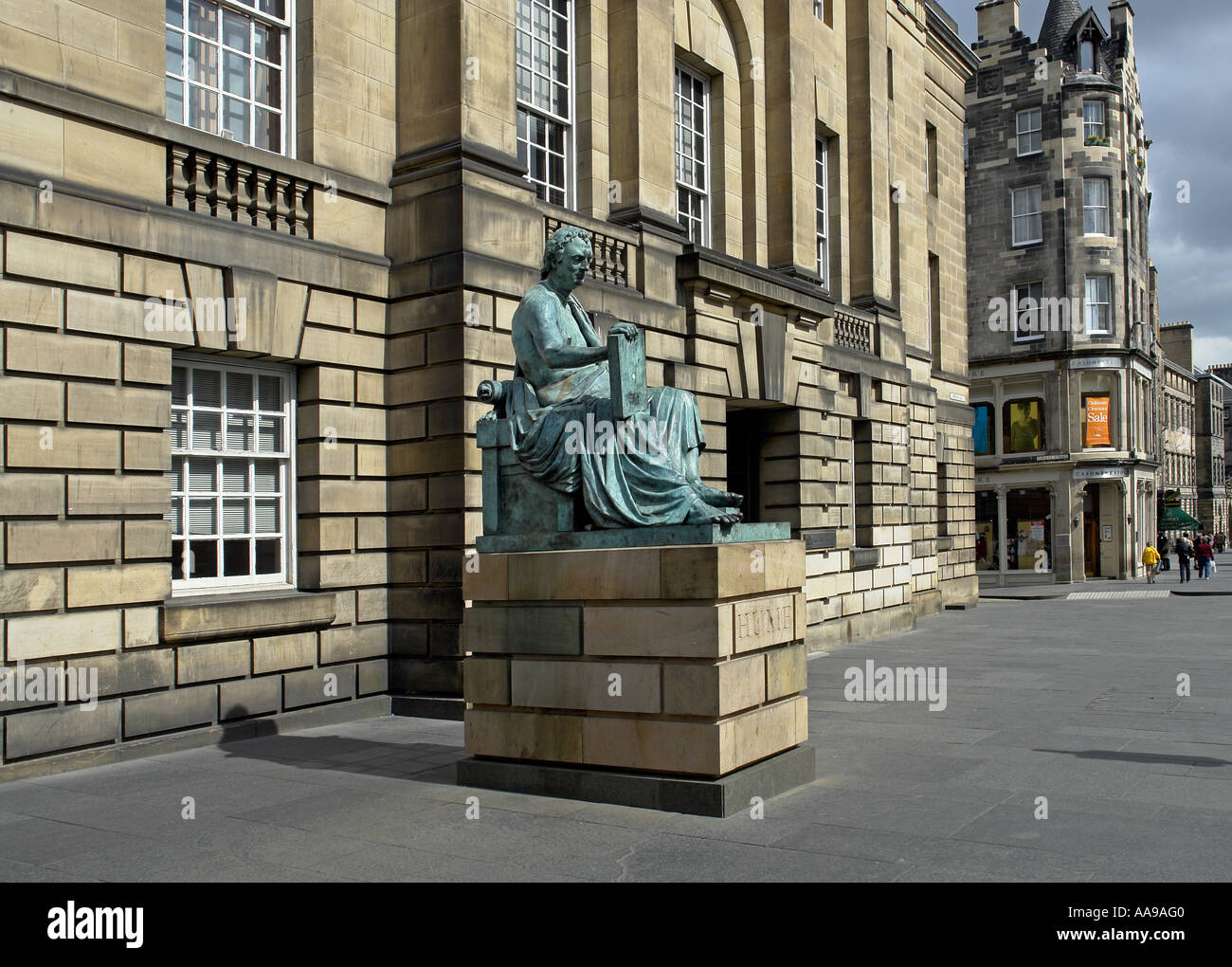 Statue des schottischen Philosophen David Hume außerhalb der High Court in Edinburgh Stockfoto