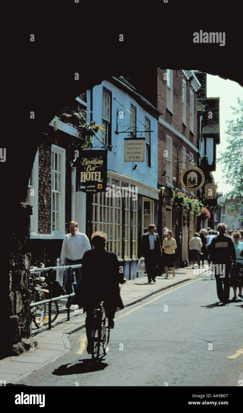 Malerische hohe Petergate durchschaut "Bootham Bar", City of York, North Yorkshire, England, UK. Stockfoto