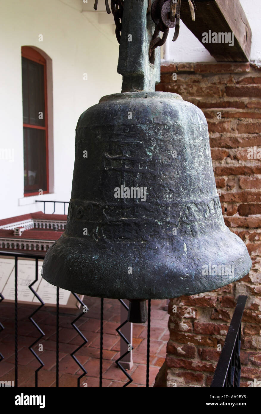 Eine Glocke im Inneren Mission San Luis Rey de Francia, Oceanside, Kalifornien, USA Stockfoto