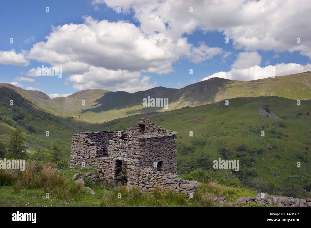 Cumbria Seenplatte Kirkstone Pass durch Berge mit Ruine Stockfoto