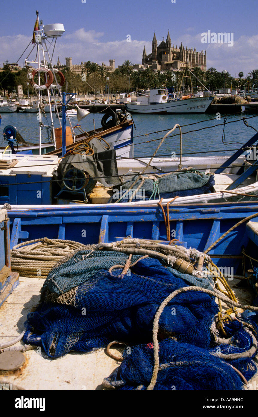 Angelboote/Fischerboote im Hafen mit Kathedrale in Ferne Palma Mallorca Spanien Stockfoto