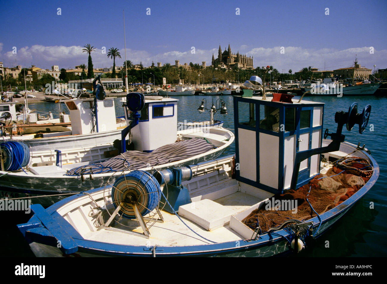 Angelboote/Fischerboote im Hafen mit Kathedrale in Ferne Palma Mallorca Spanien Stockfoto