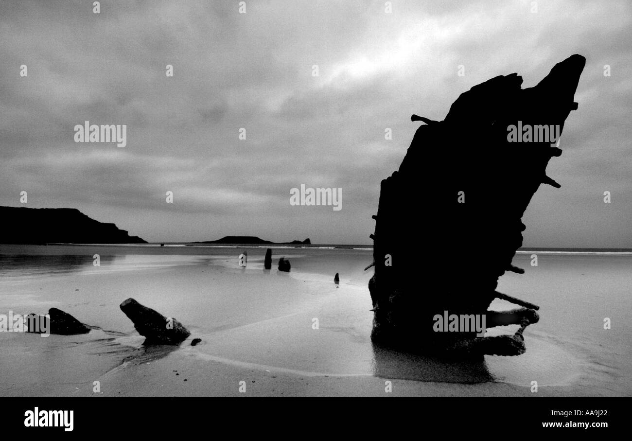 Das Wrack Helvetia Rhossili Strand Würmer Kopf hinter Gower Südwales Stockfoto