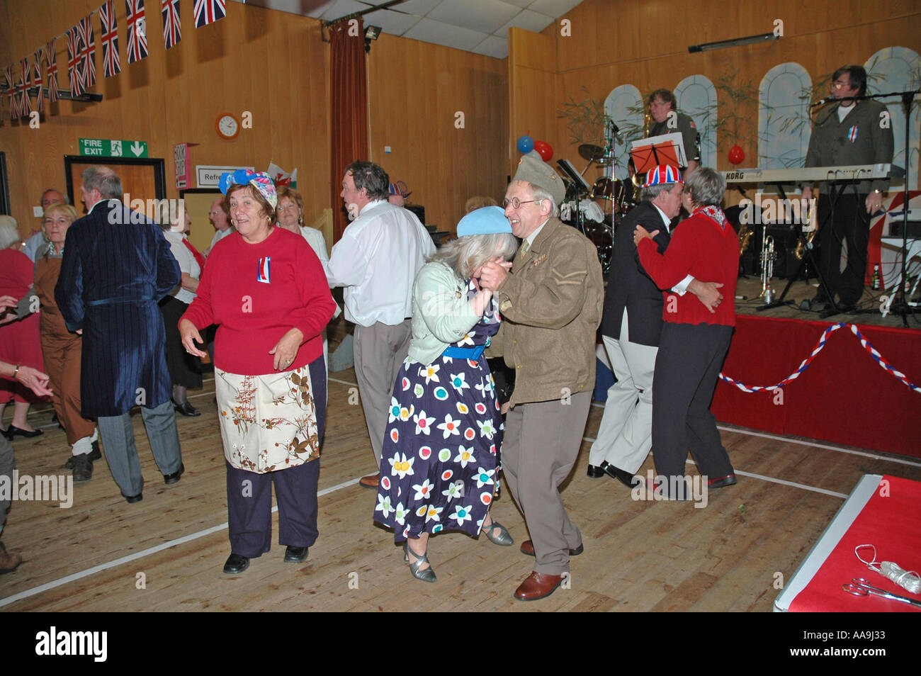 Tanzen bei Party VE Tag feiern St. Peters Kirche Halle Caswell Swansea Südwales Stockfoto