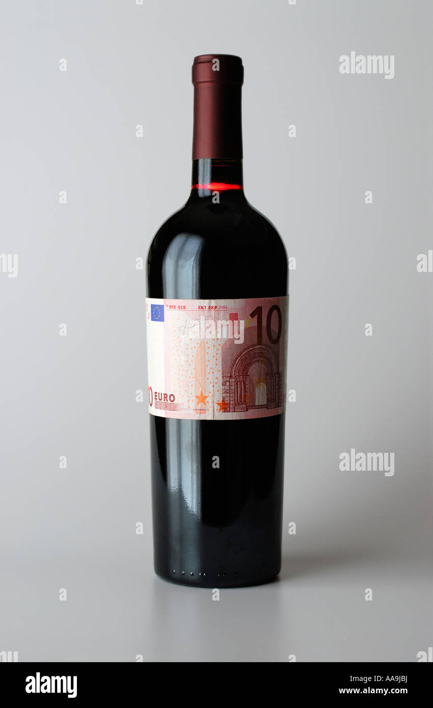 "Flasche Rotwein mit zehn-Euro-Schein statt Label" Stockfoto