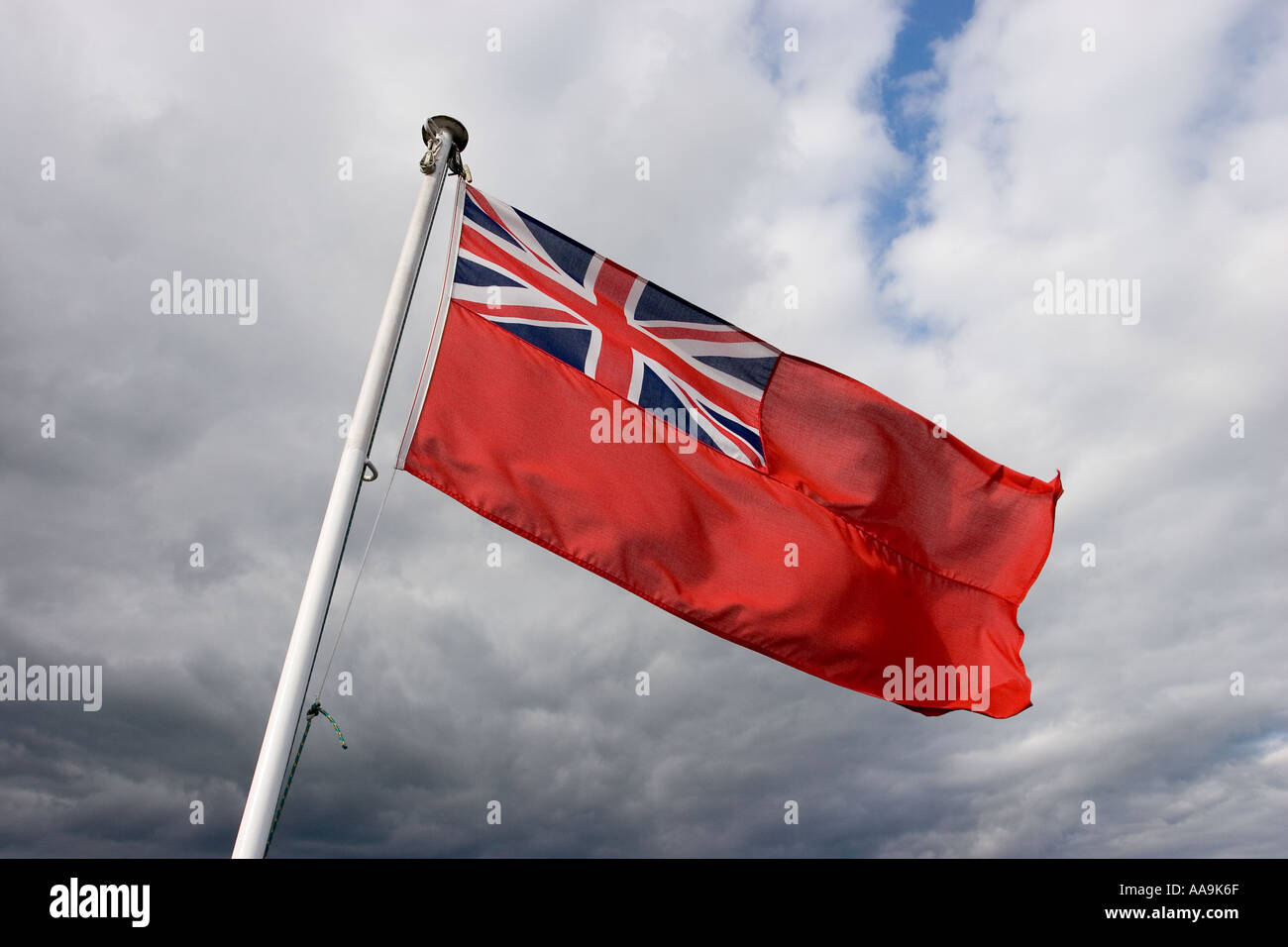 Red Ensign fliegt am Lake Windermere, Lake District, Großbritannien Stockfoto