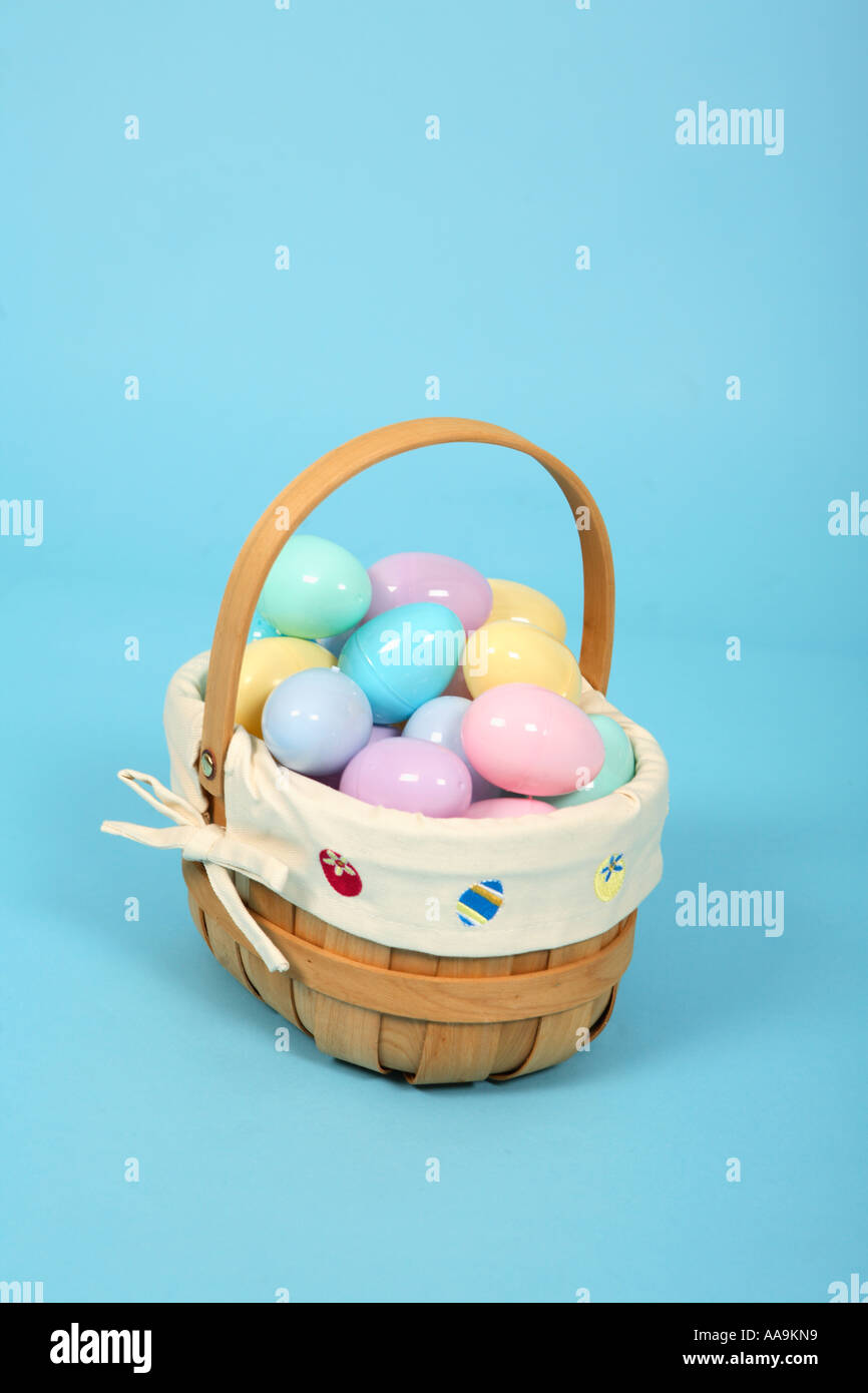 Osternest voller Pastell Plastik Eiern auf blauem Hintergrund Stockfoto