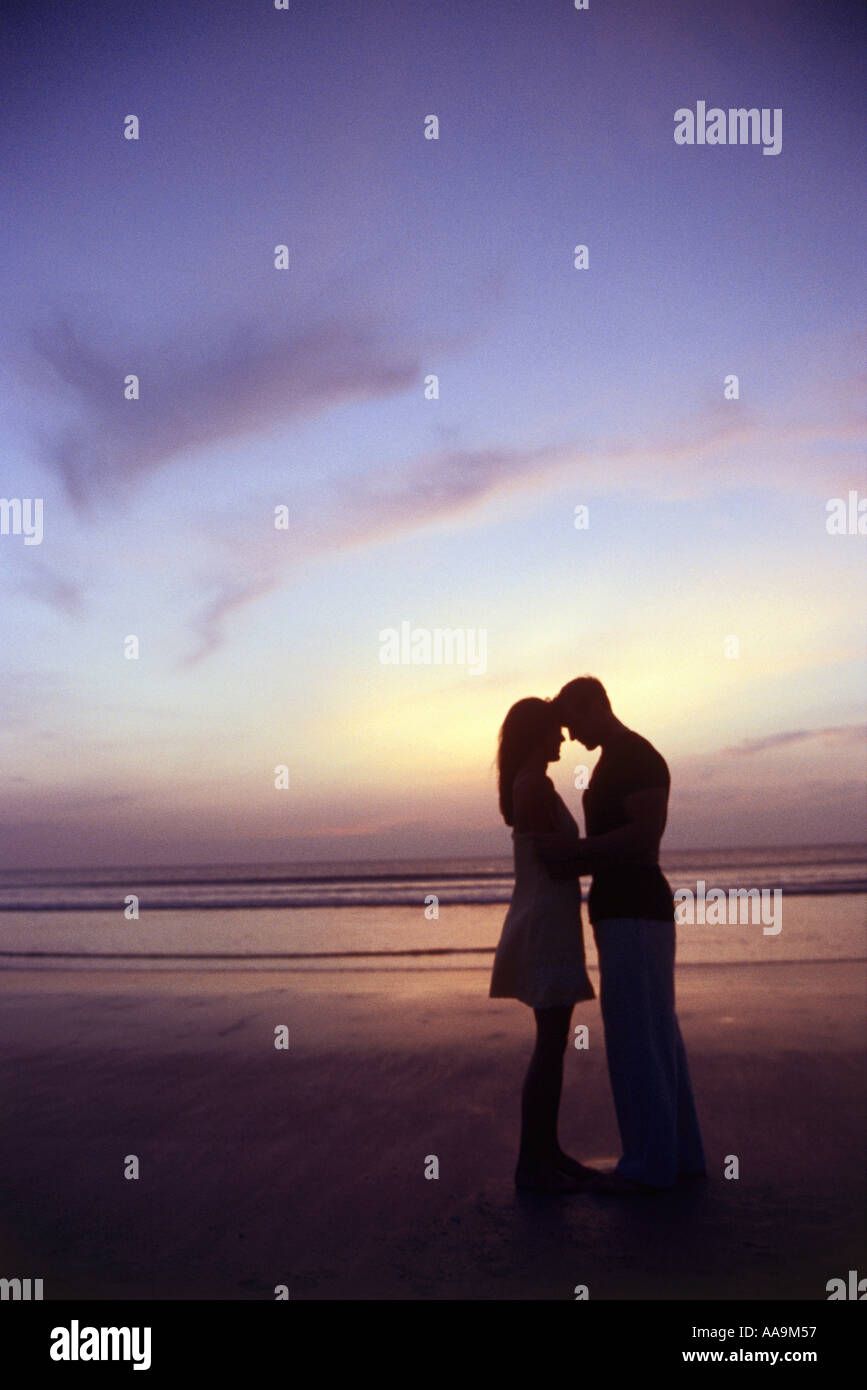 Silhouette eines jungen Paares zusammen am Strand Stockfoto