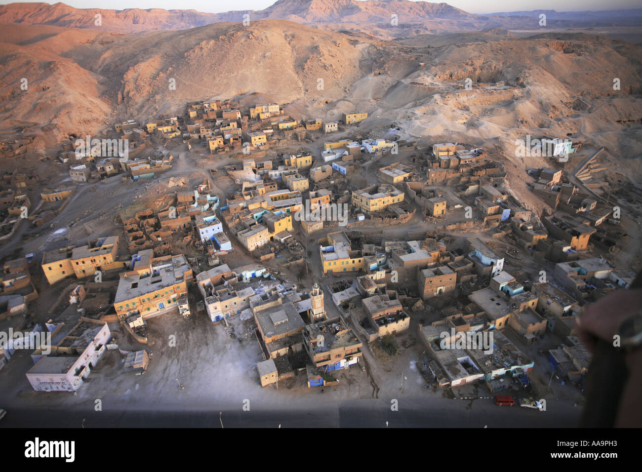 Hot Air Ballooning über Felder, Dörfer und alte Denkmäler in Ägypten Stockfoto