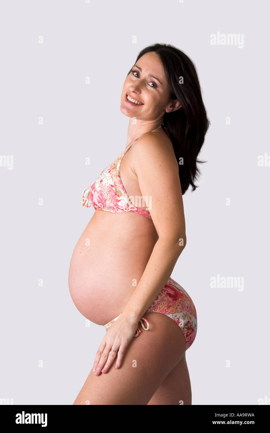 Schwangere Frau in einem floralen Bikini Stockfoto