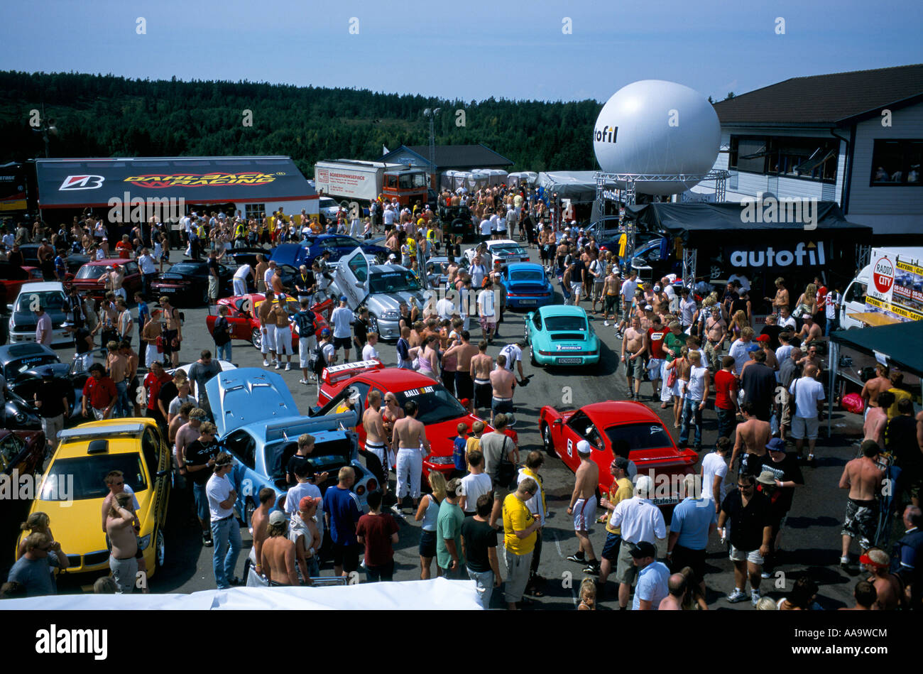 Überblick über das Fahrerlager beim Straßenrennen Event Gatebil am Rudskogen in Norwegen Stockfoto