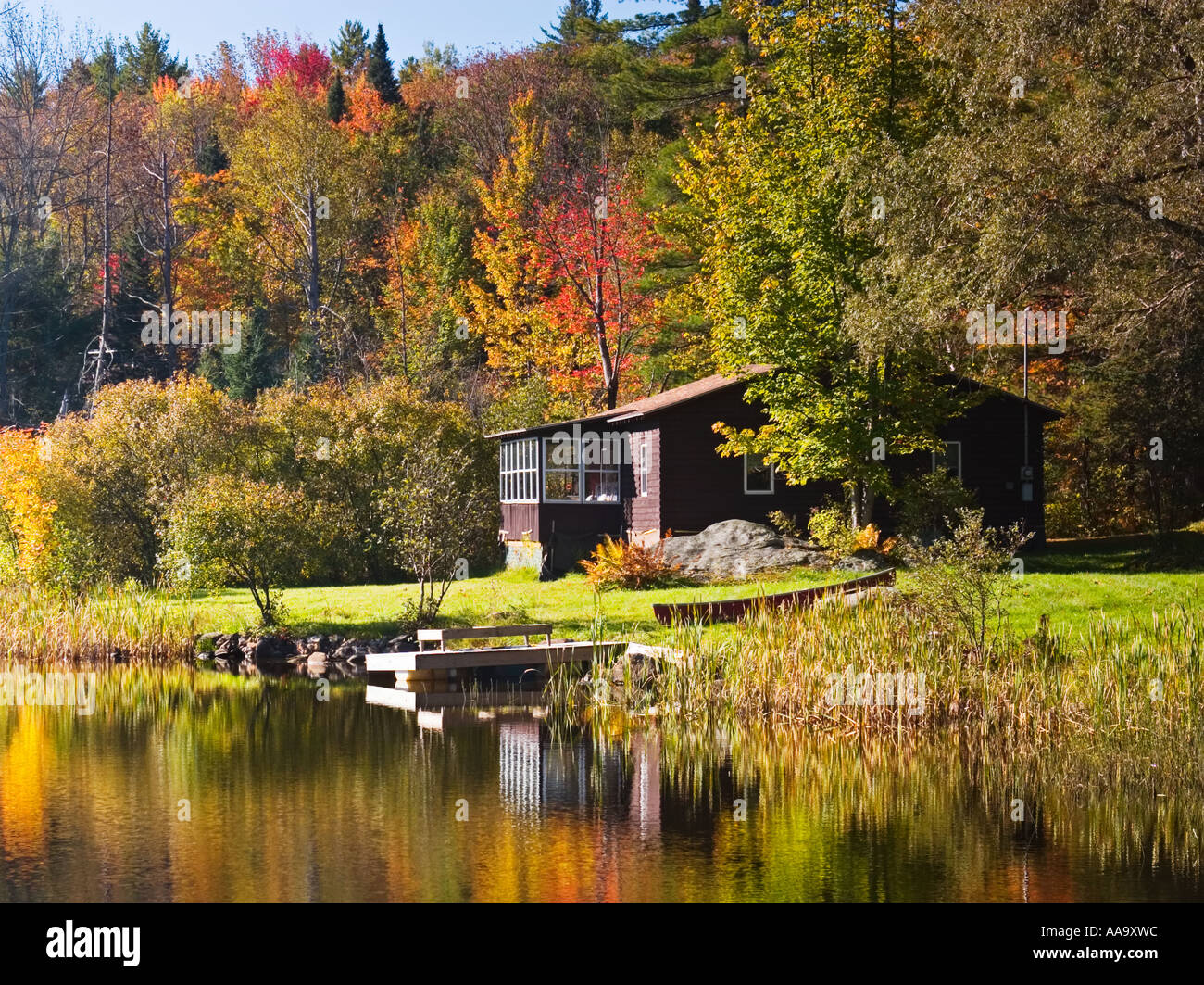 Hütte am See im Herbst Stockfoto