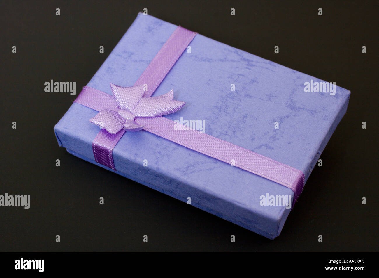 Geschenk verpackt Box auf schwarzem Hintergrund Stockfoto