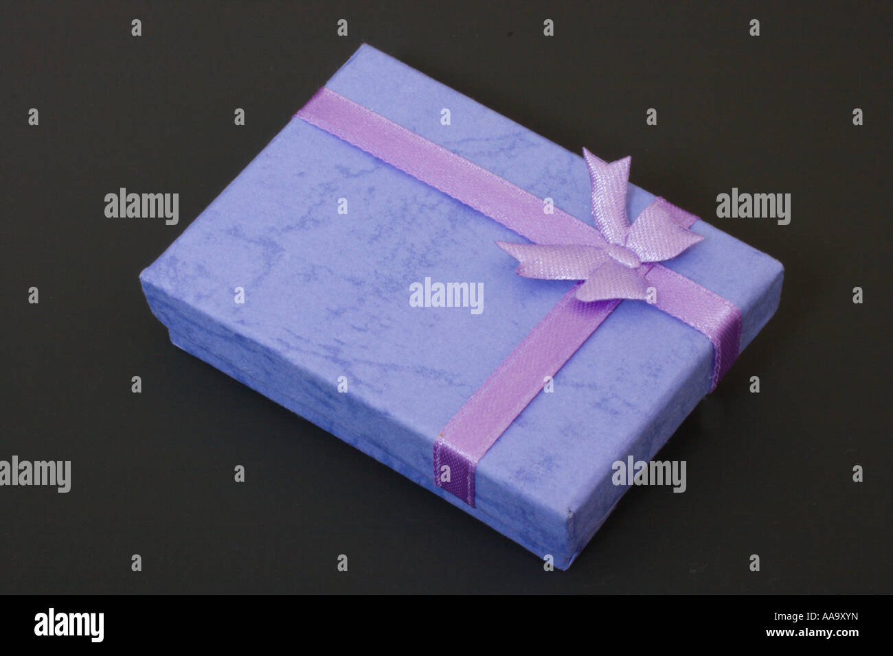 Geschenk verpackt Box auf schwarzem Hintergrund Stockfoto