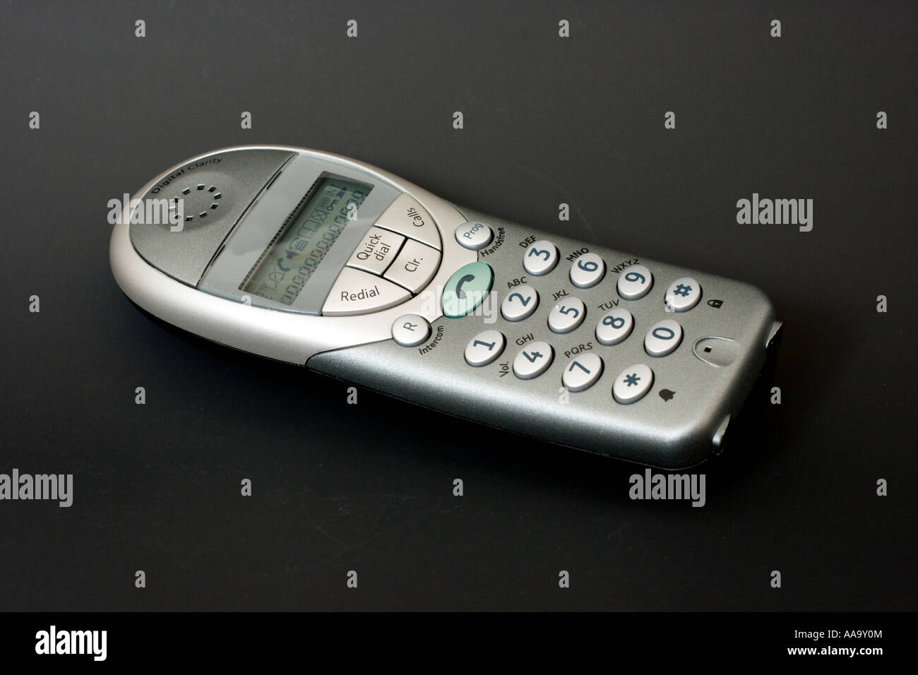 Hand-held-Telefon auf einem schwarzen Hintergrund herumlaufen Stockfoto