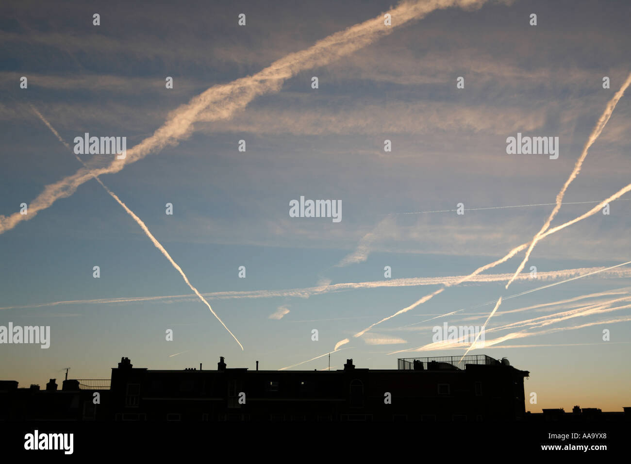 Flugzeug-Linien in der Luft über Amsterdam, Niederlande Stockfoto
