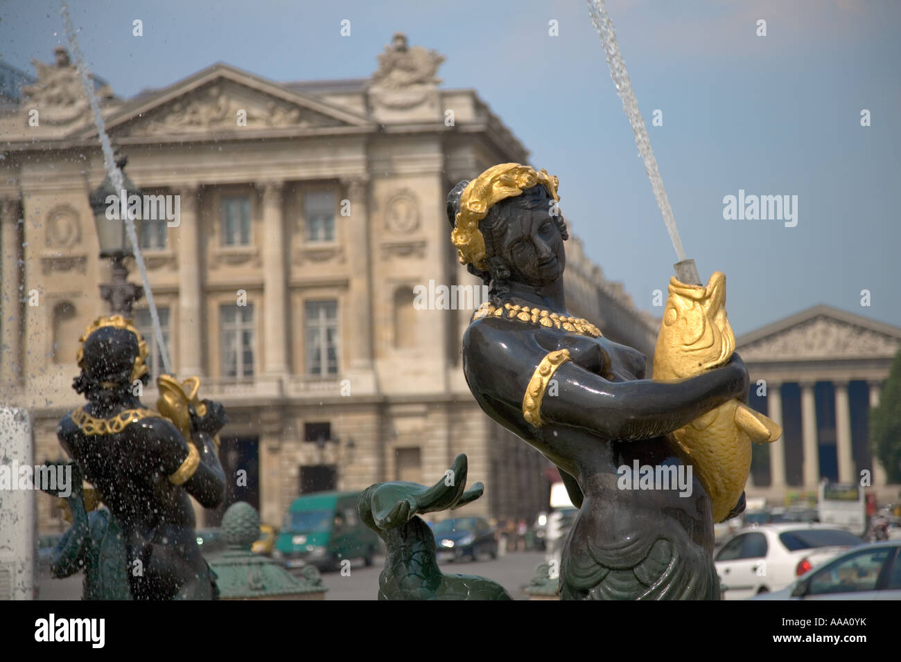 Brunnen auf der Place De La Concorde Hotel Crillon und Madeleine Kirche im Hintergrund Paris Stockfoto