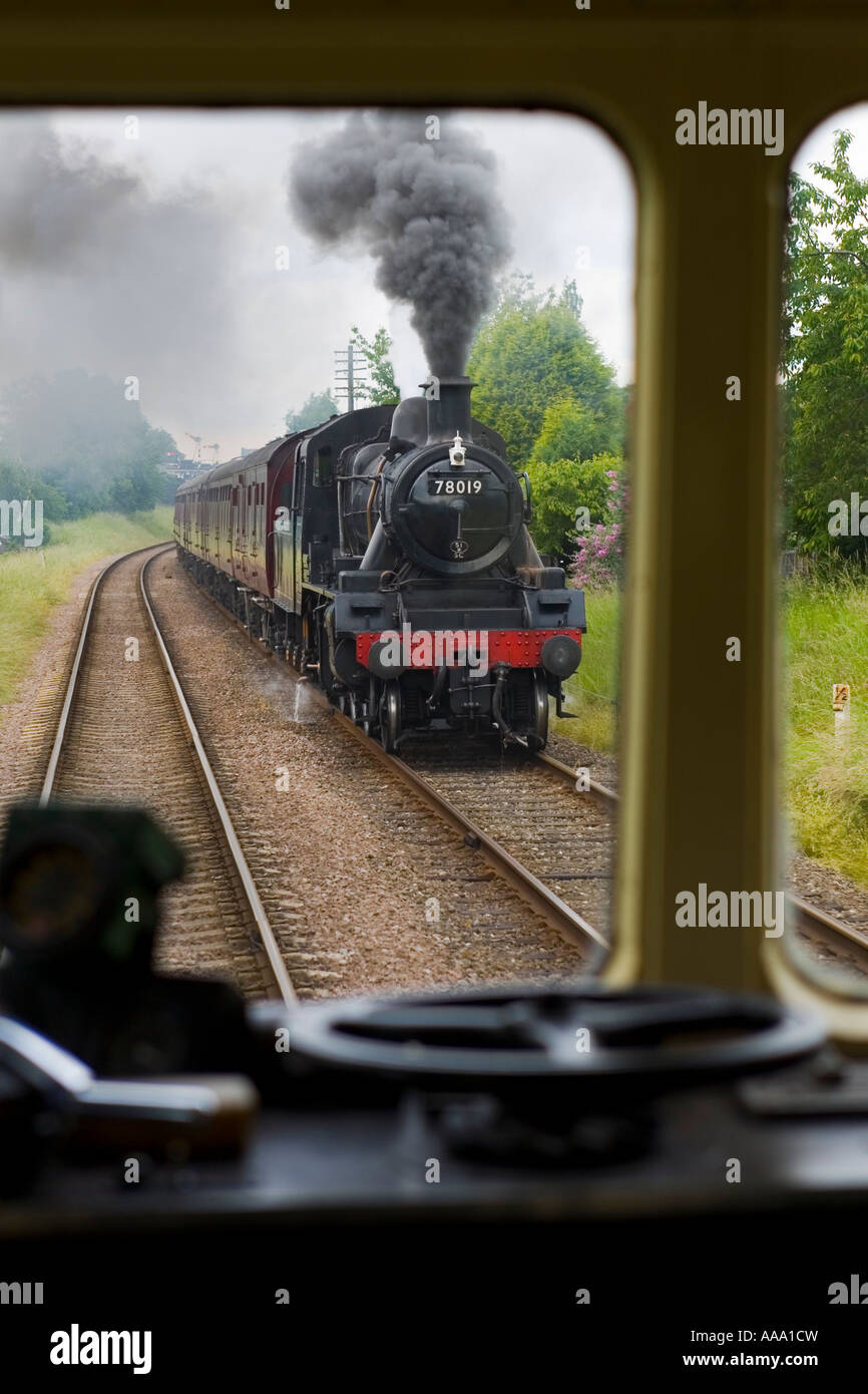 Ein Dampf geschleppt Passagier Express Zug Pässe ein Diesel mehrere Geräteansicht von der Fahrerkabine Stockfoto