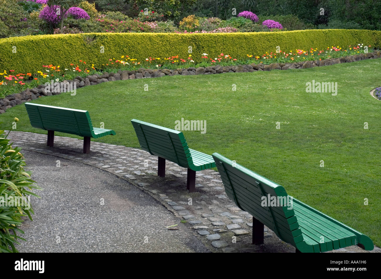 Ruhiger Garten mit Bänken Stockfoto