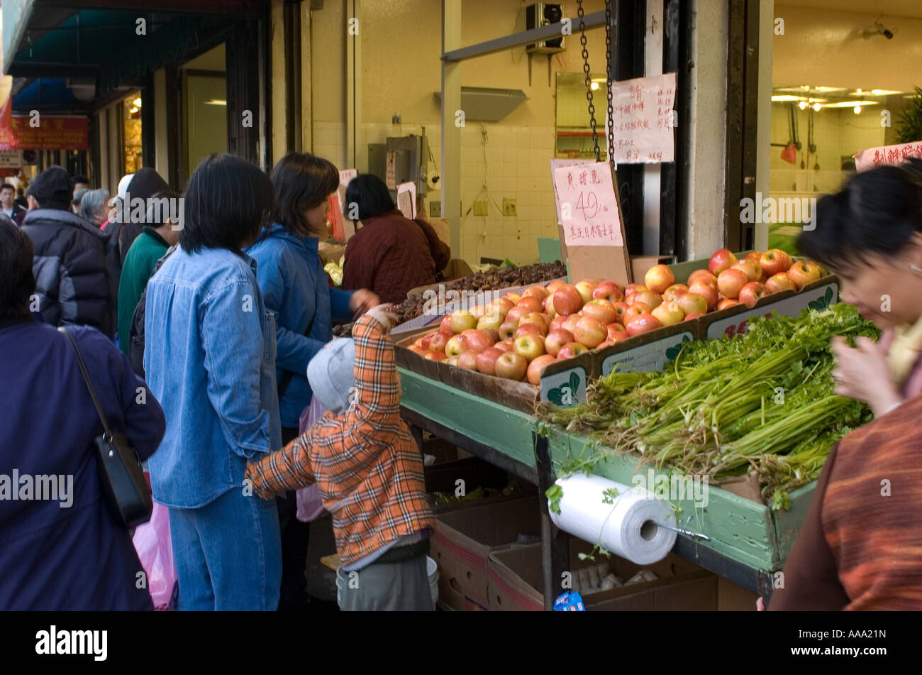 Shopper am offenen Markt für Obst und Gemüse Chinatown, San Francisco Stockfoto
