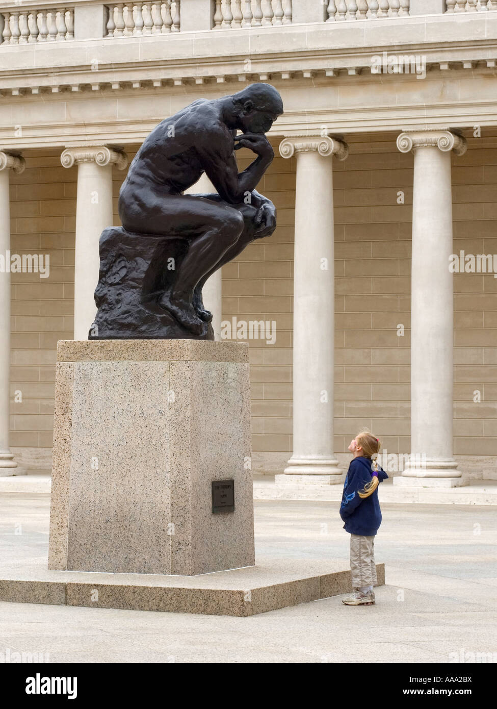 Statue von Auguste Rodins Denker untersucht von einem Kind im San Francisco-Palace of the Legion Of Honor Stockfoto