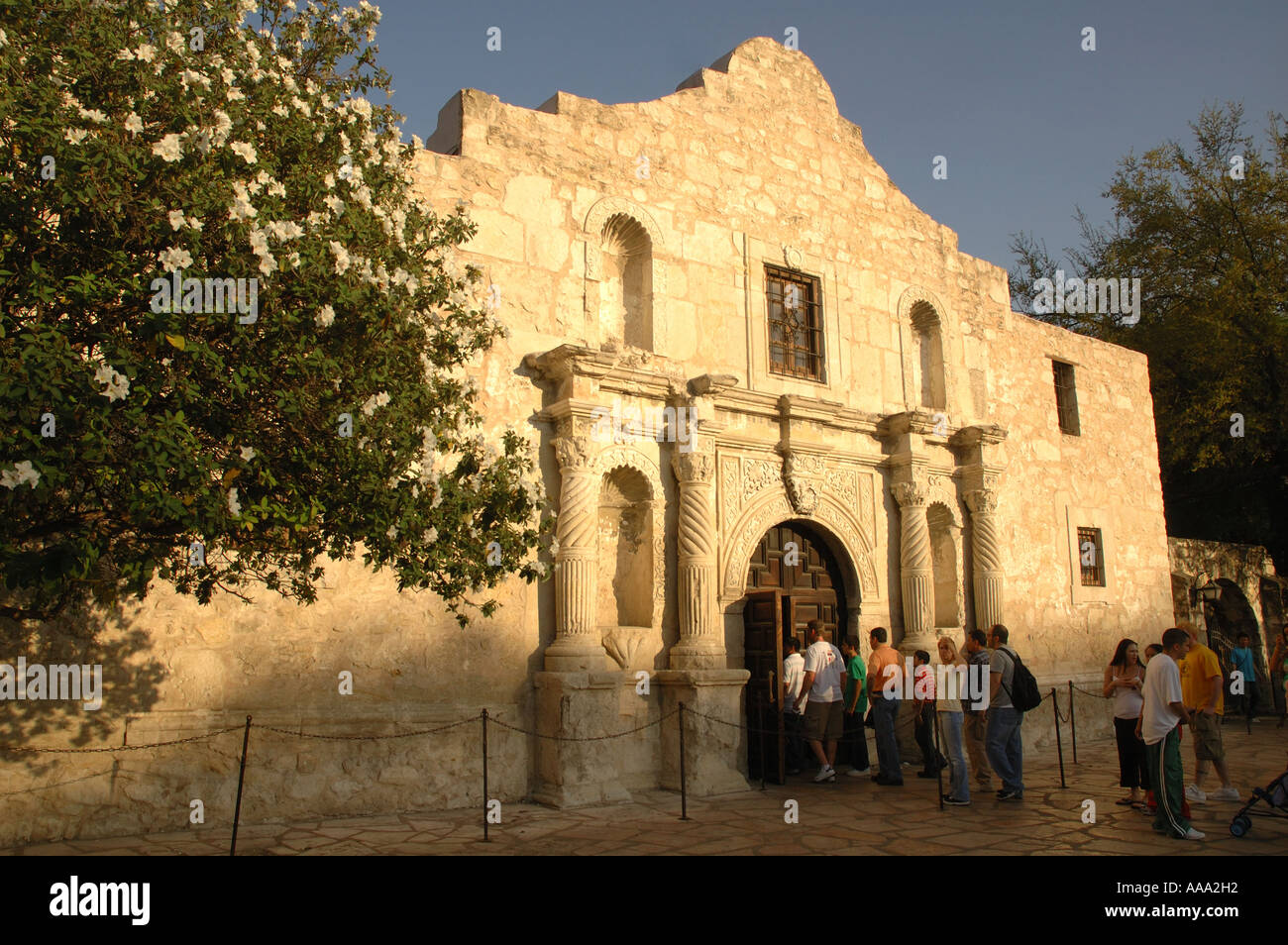 Touristen besuchen das Alamo in San Antonio, Texas Stockfoto