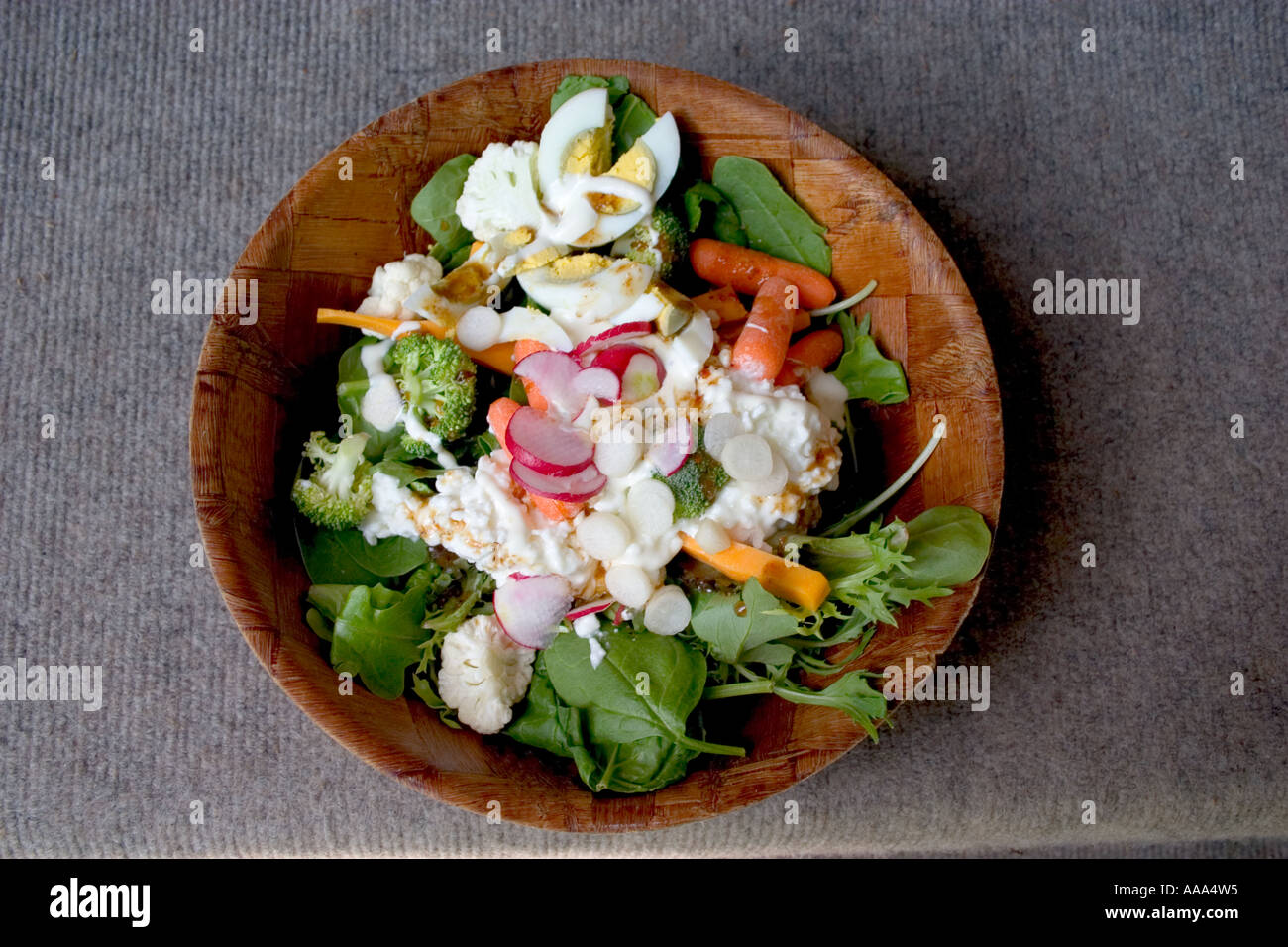Salat Schale Spinat Karotten Radieschen Käse hart gekochten Eiern, dressing  und Salat gesund essen. St Paul Minnesota MN USA Stockfotografie - Alamy