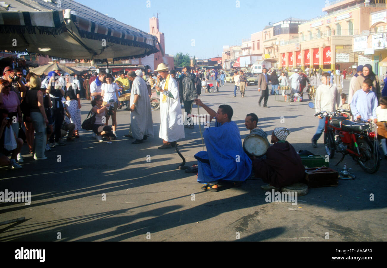 Schlangenbeschwörer Touristen und Einheimische in Platz Jema al Fna Marrakesch Marokko Stockfoto