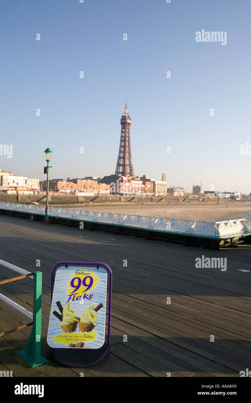 Blackpool Tower und Prom angesehen vom Deck der North Pier, Lancashire, England, UK, GB Stockfoto