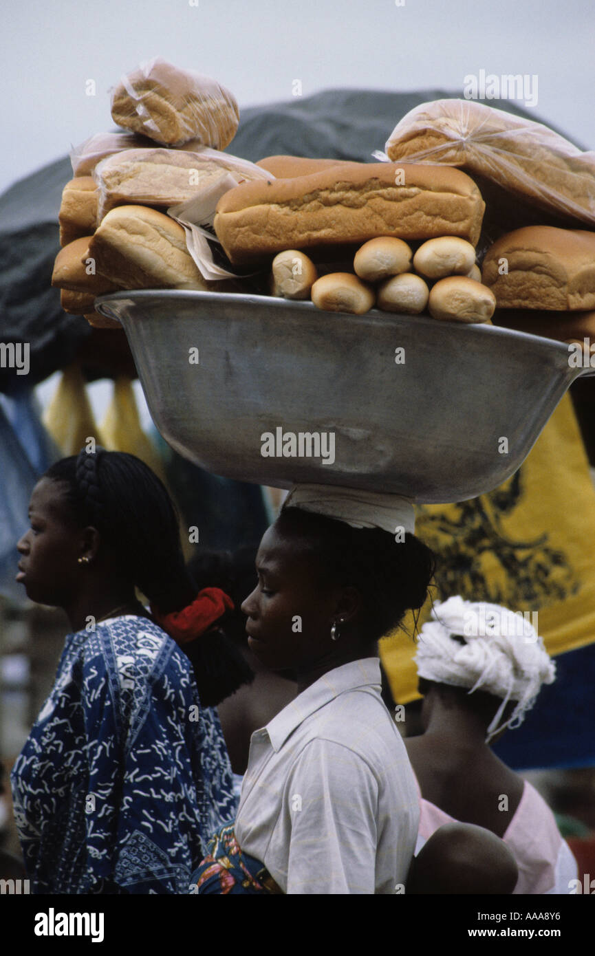 Bondoukou, Ivory Coast, Elfenbeinküste, Westafrika. Brot auf Kopf tragen Stockfoto