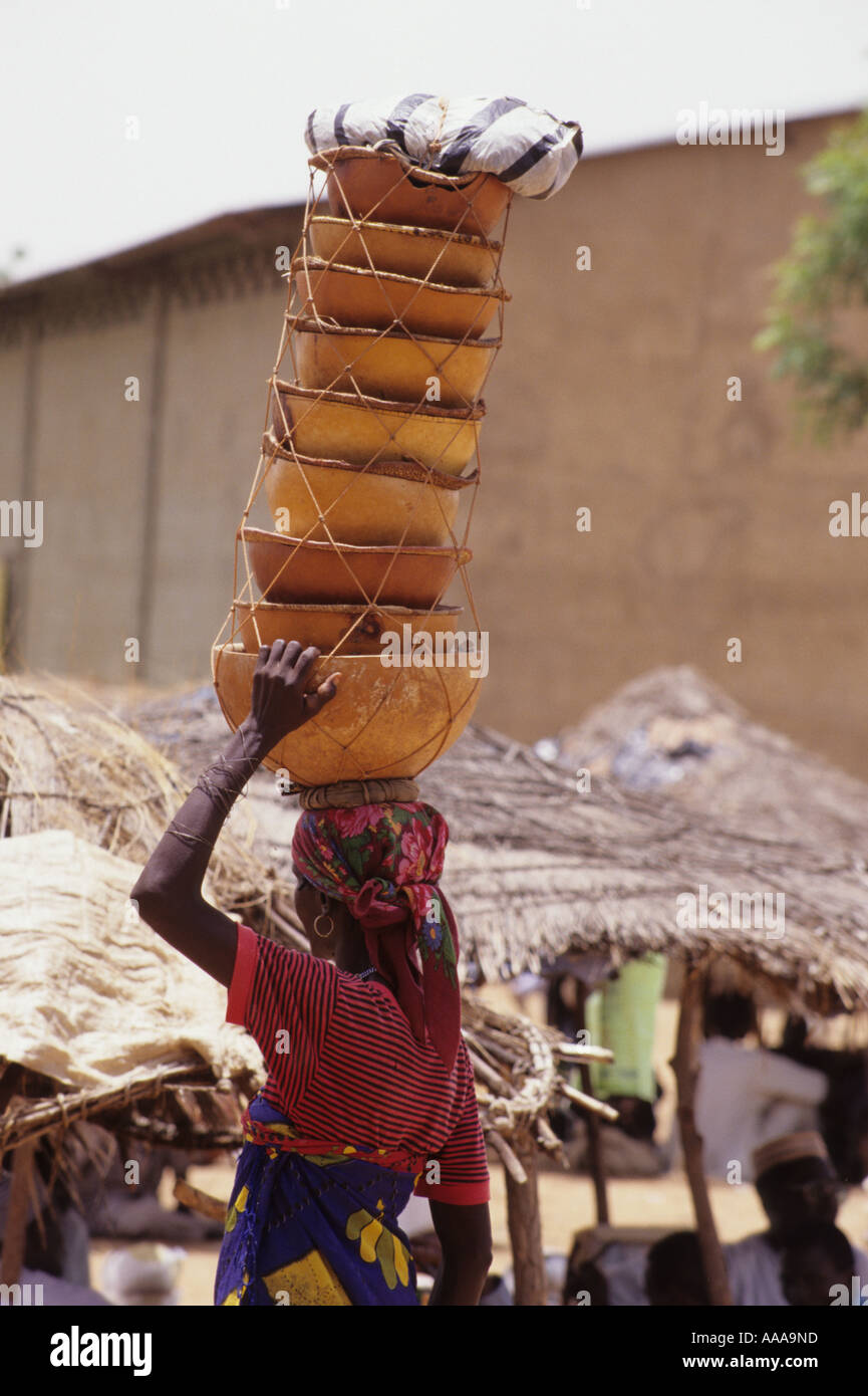 Matameye, Niger, Westafrika. Nigrischen Frau, die Kalebasse Schalen auf Kopf Stockfoto