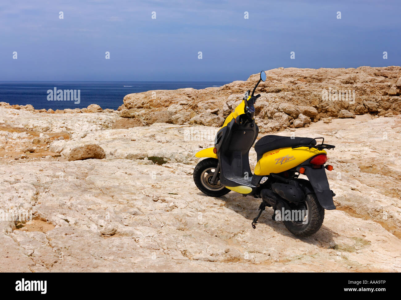 Motorroller an einer felsigen Küste Stockfoto