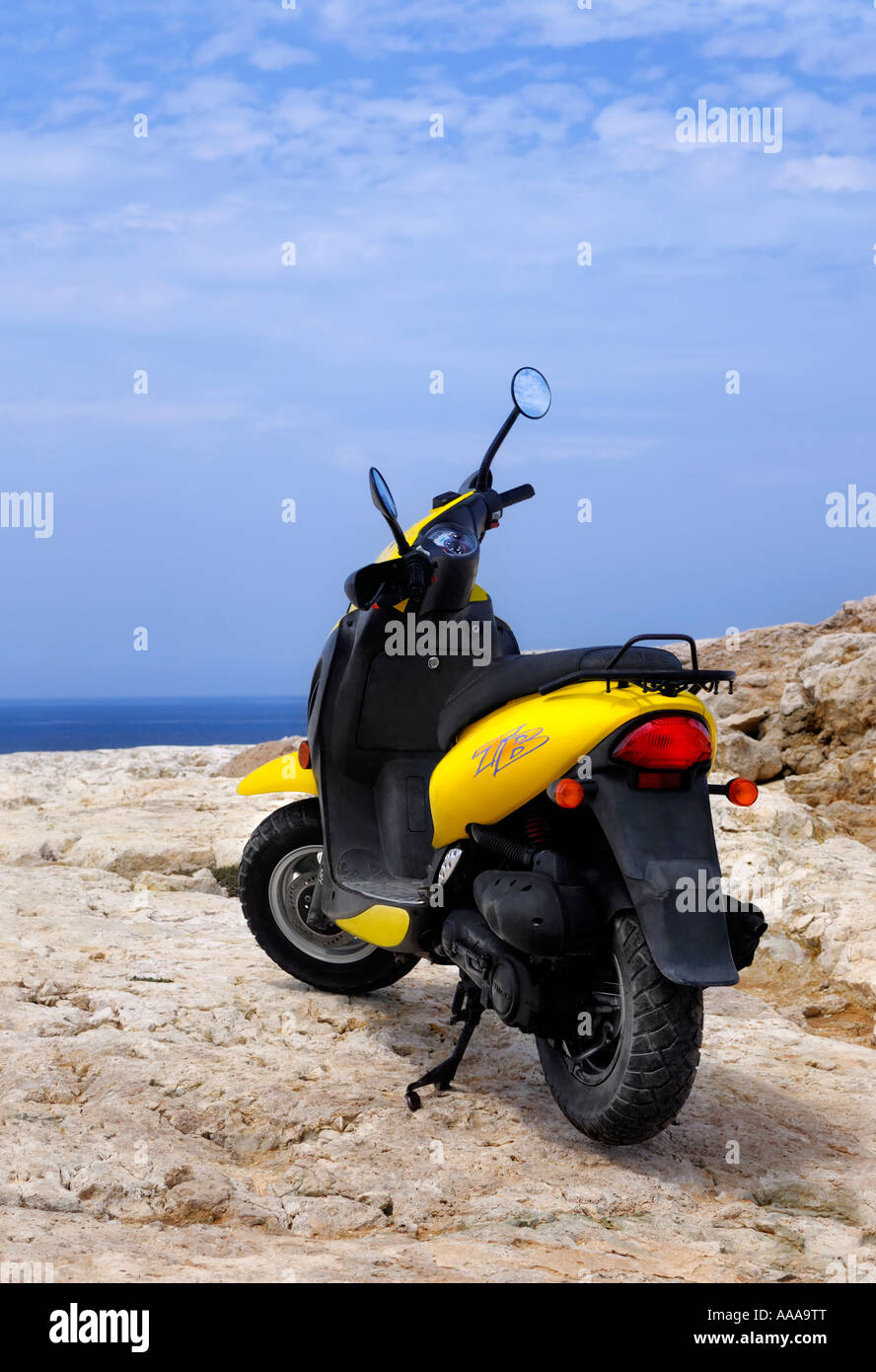 Kymco Motorroller auf einer felsigen Küste Motorrad bike Stockfoto