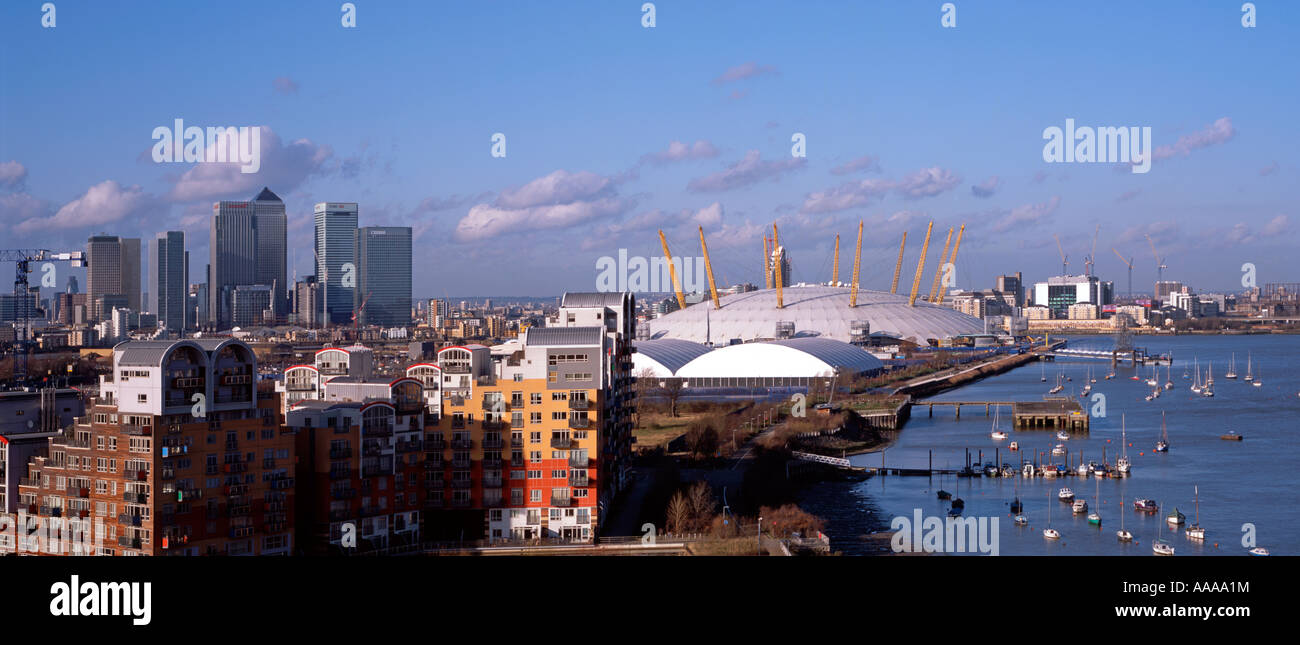 hohe Level-Panorama-Aufnahme des Millennium Dome und Canary wharf Stockfoto