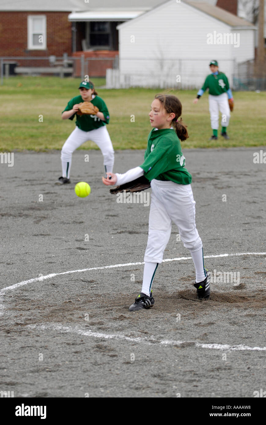 Junge Mädchen spielen softball Stockfoto