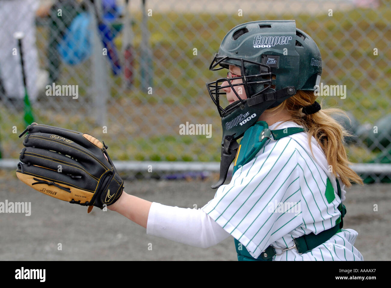 Junge Mädchen spielen softball Stockfoto