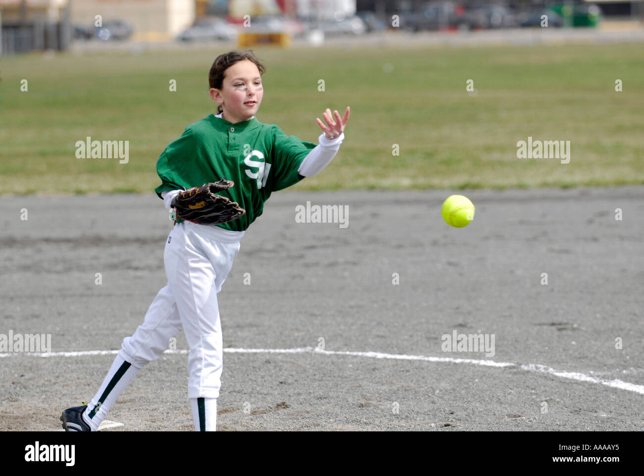 Junge Mädchen spielen softball Stockfoto