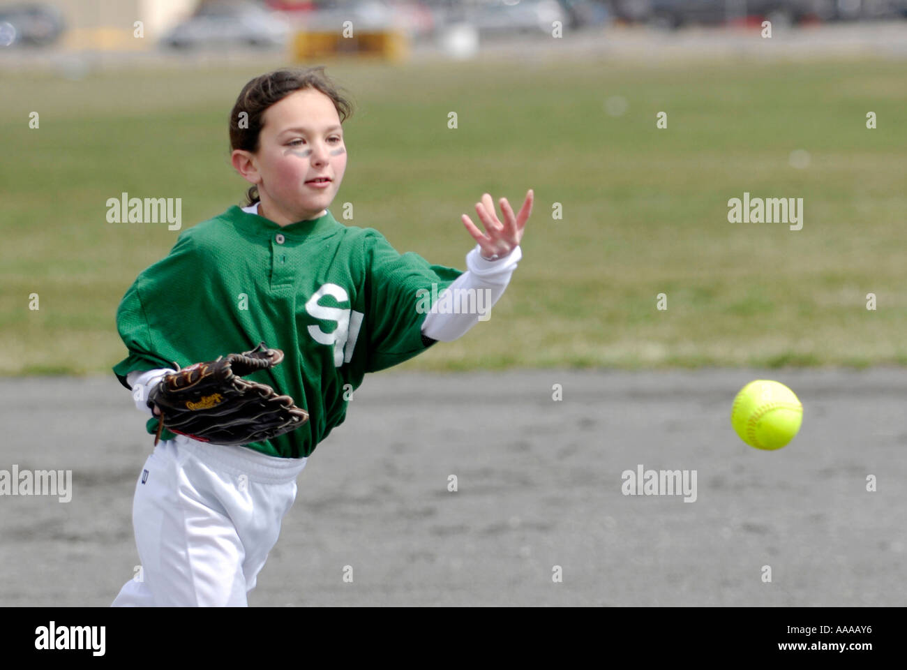 Junge Mädchen spielen softball Stockfoto