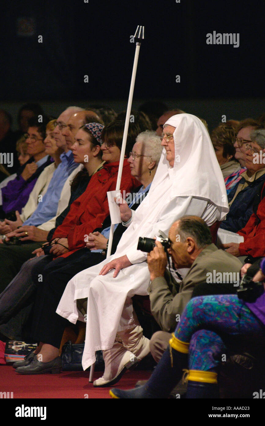 Druide Bard unter Menge beobachten eine Zeremonie in der National Eisteddfod St Davids Pembrokeshire West Wales UK Stockfoto Druide Bard unter Menge beobachten eine Zeremonie in der National Eisteddfod St Davids Pembrokeshire West Wales UK Stockfoto