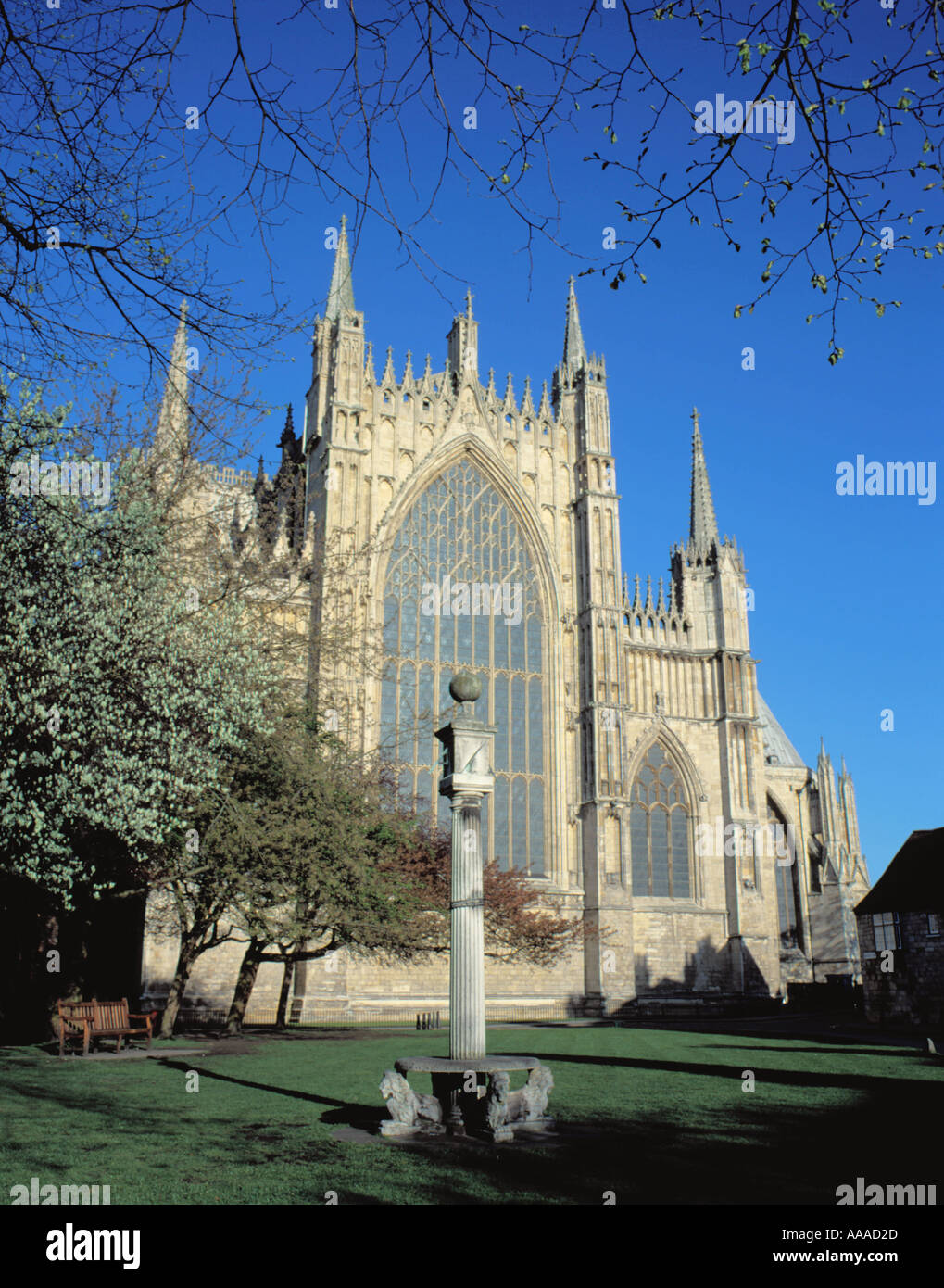 Malerische alte Sonnenuhr und Ostfassade des mittelalterlichen York Minster, City of York, North Yorkshire, England, UK. Stockfoto