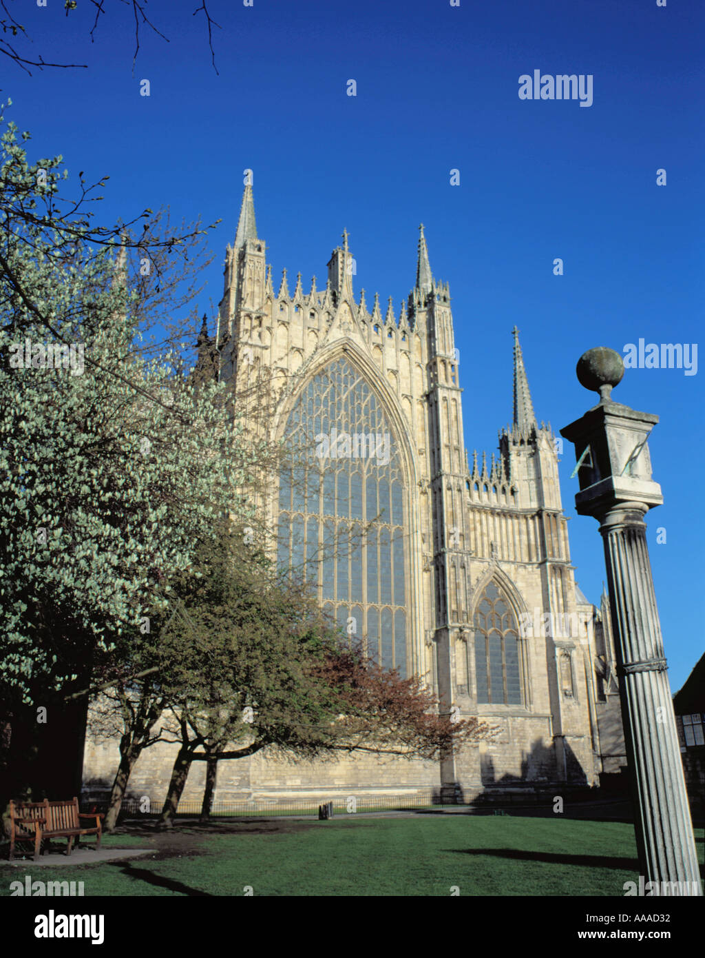 Malerische alte Sonnenuhr und Ostfassade des mittelalterlichen York Minster, City of York, North Yorkshire, England, UK. Stockfoto