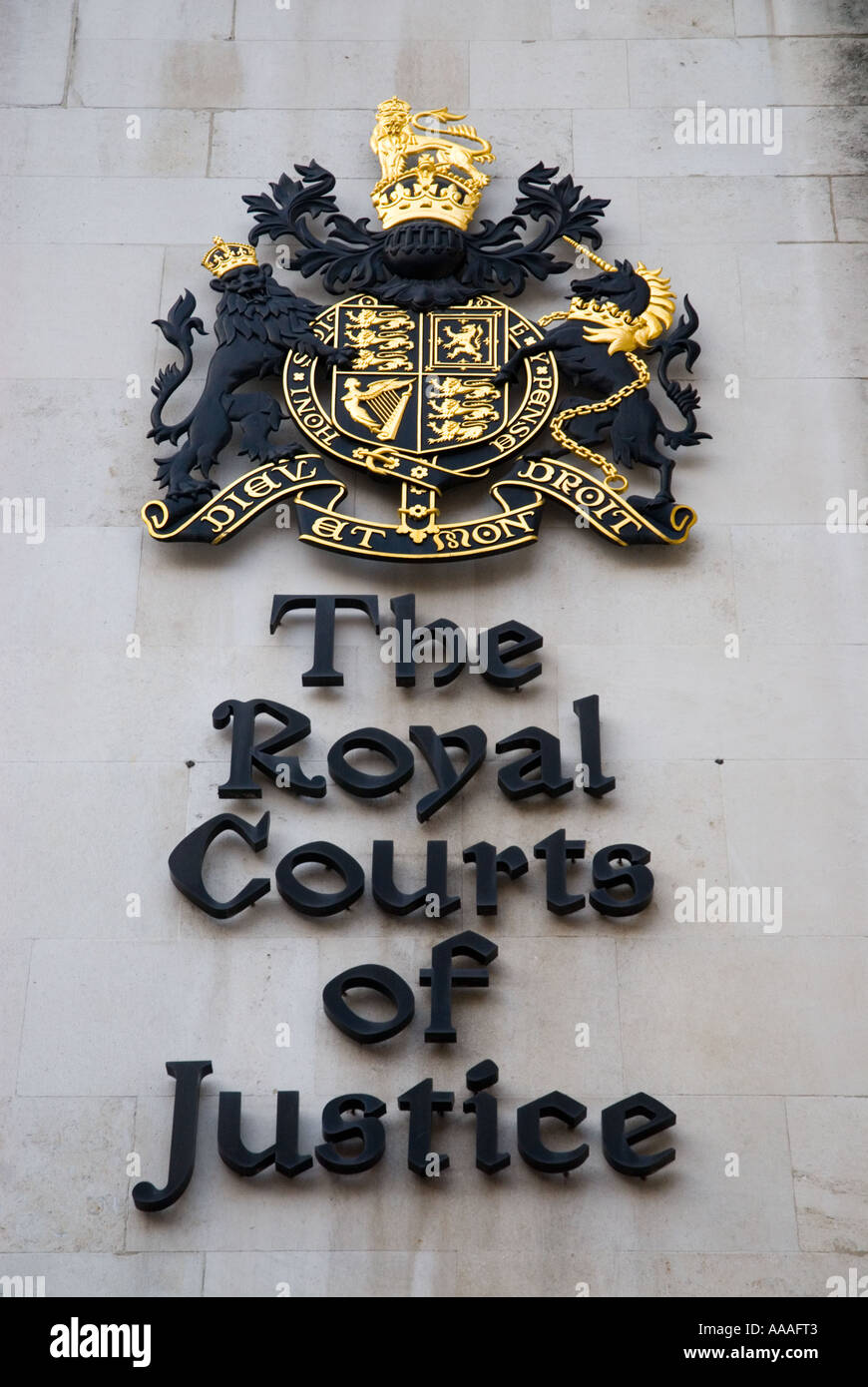 Das Wappen der Royal Courts of Justice in London Stockfoto
