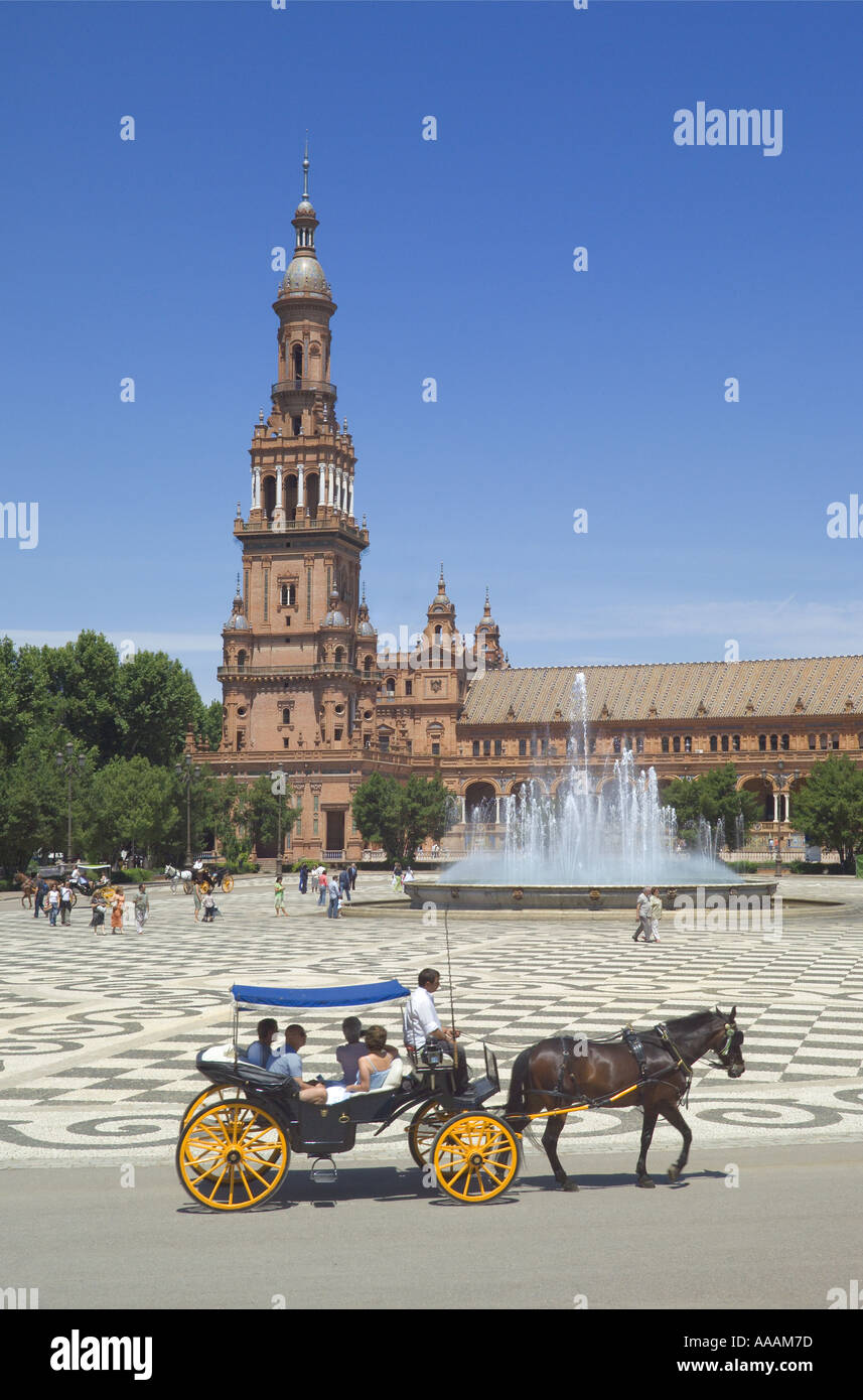 Spanien, Sevilla, Plaza de Espana, Pferd und Wagen, mit Touristen Kreisen des Brunnens Stockfoto
